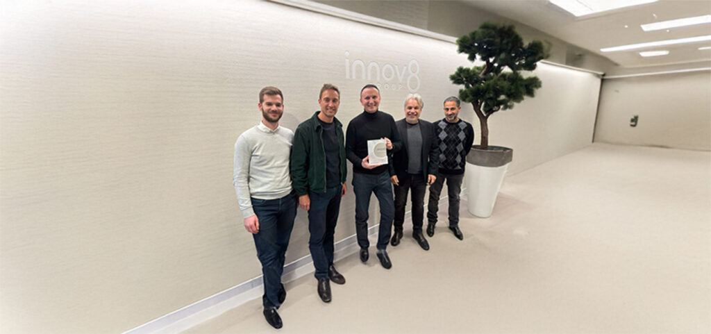 innov8 Connect Platinum Partner Nothing France 2025 récompense | équipe innov8 Connect et produit Nothing