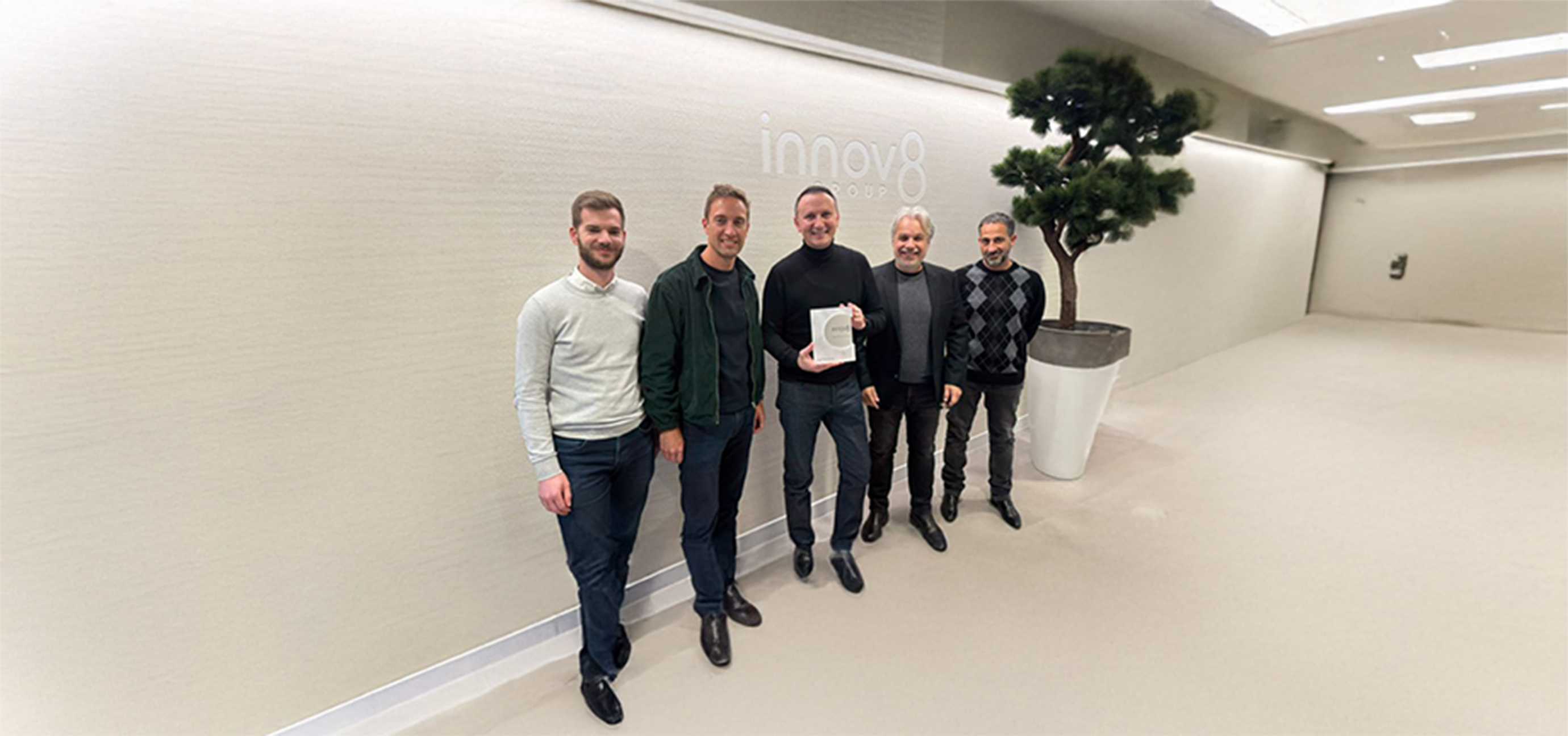 innov8 Connect Platinum Partner Nothing France 2025 récompense | équipe innov8 Connect et produit Nothing